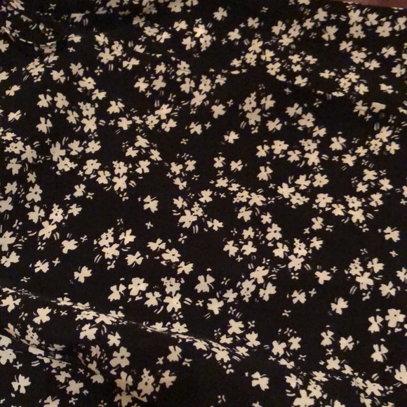 Mini skirt. Size XS. Black with white flowers - Picture 3 of 3